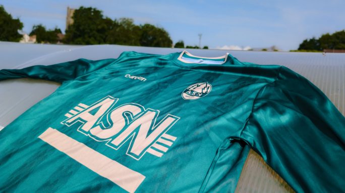 Maillot vert personnalisé AS Noiretable pour leurs 90 ans par ArdenSport  – vue extérieure