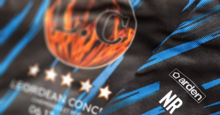  Zoom sur un survêtement noir et bleu avec logo d'entreprise personnalisé – design personnalisé pour club